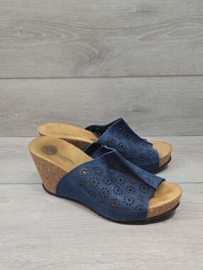 A. Giannetti Women Navy Suede Laser-Cut Wedge Sandals Shoes Sz 7